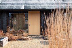 Zahrada rodinného domu u vodní nádrže Kamýk od Atelier Flera