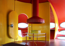 Původní interiér Futuro Housu využívaného jako restaurace ve Finsku.