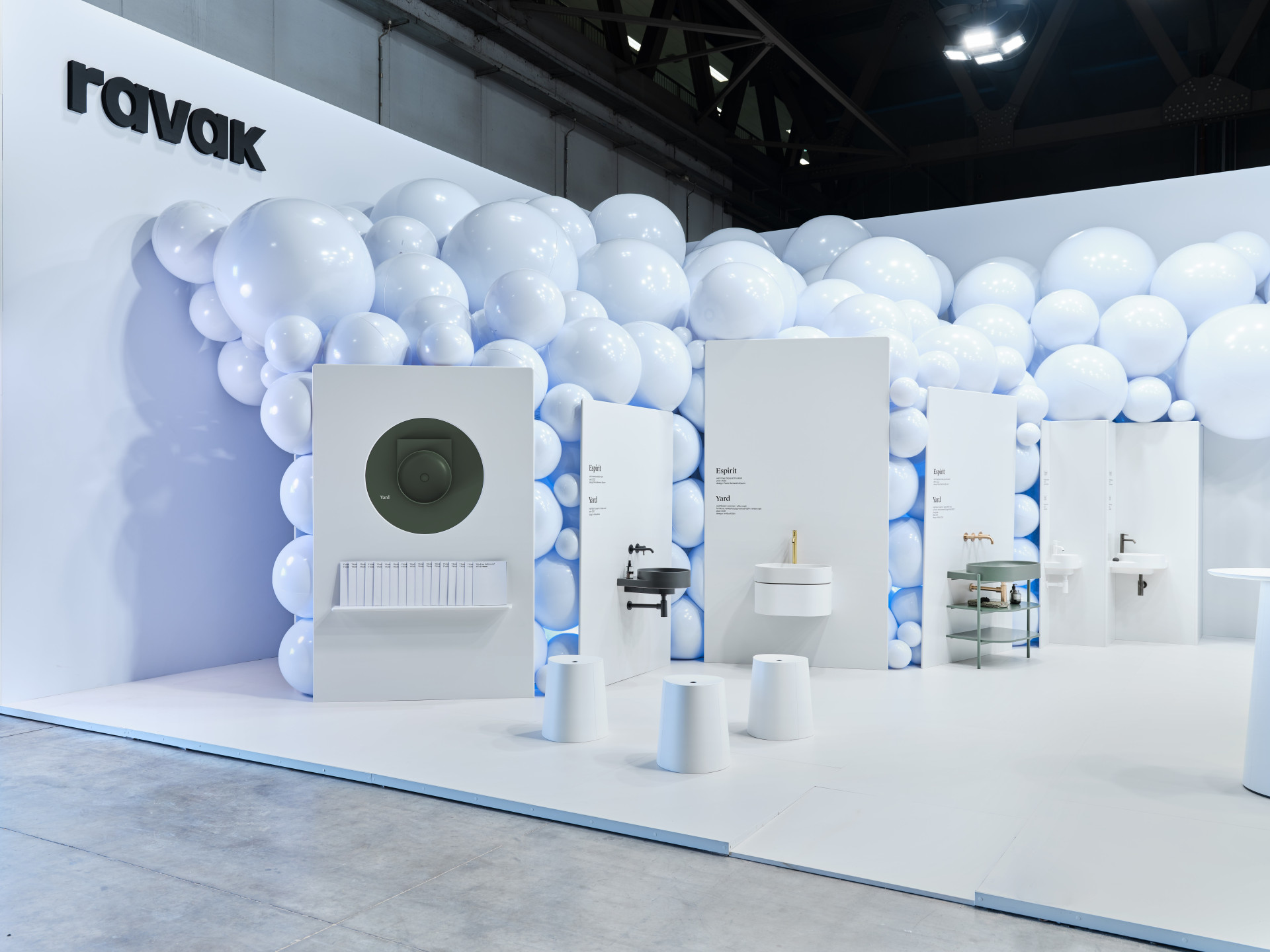 Česká společnost Ravak se prezentuje na milánském Salone del Mobile. Jejich ambientní, vizuálně atraktivní expozici navrhlo renomované autorské duo Vrtiška & Žák.