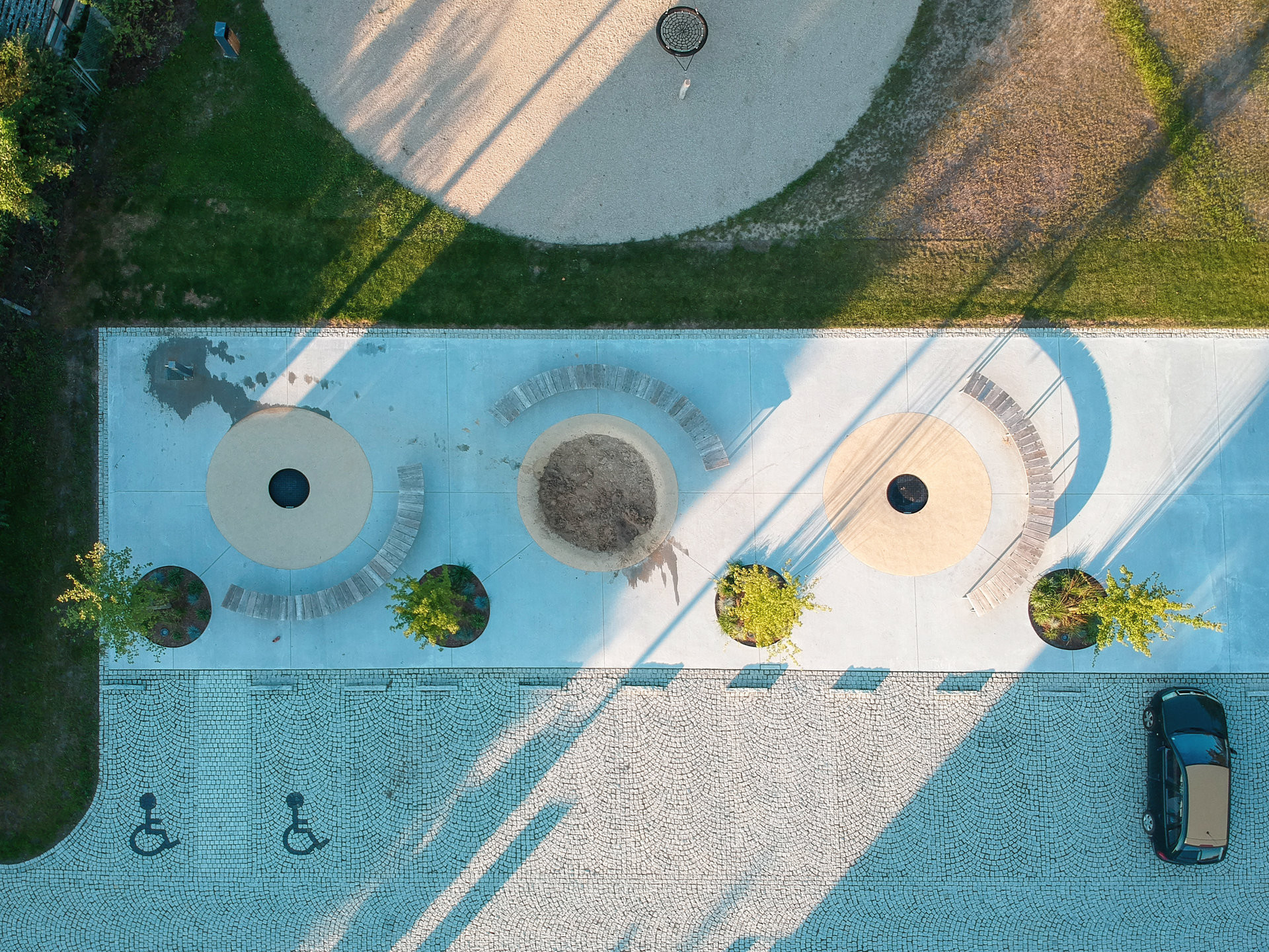 Pítko, pískoviště, nová výsadba a skakací herní prvky (Příšovická náves, atakarchitekti)