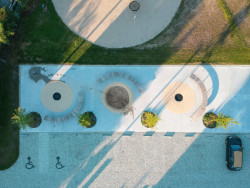 Pítko, pískoviště, nová výsadba a skakací herní prvky (Příšovická náves, atakarchitekti)