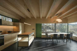 Uvnitř není přítmí jako v roubence - naopak spousta světla z velkoformátových oken.