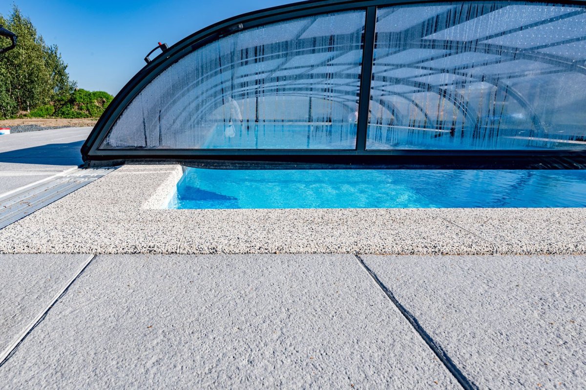 Velkoformátová dlažba Alma s povrchovou úpravou Perfect Clean TOP bezpečně odpuzuje vodu a zamezuje usazování nečistot, Presbeton - foto