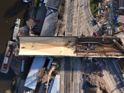 Stavba Dvoreckého mostu na straně Smíchov jaro 2024 – příprava před pokládkou výztuže mostovky