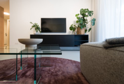 Interiérová designérka Diana Perknovská navrhla byt pro svou sestru, ve kterém se snoubí světlé barvy s přírodními materiály