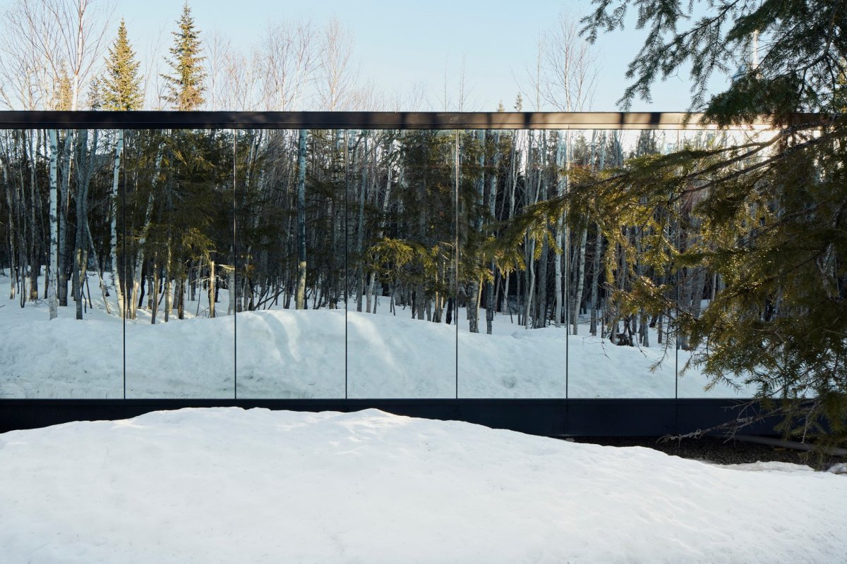 Prefabrikované chatky od studia Bourgeois / Lechasseur architects nedaleko kanadské lyžařské oblasti Le Massif de Petite-Rivière-St-François v lese u Charlevoix