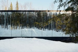 Prefabrikované chatky od studia Bourgeois / Lechasseur architects nedaleko kanadské lyžařské oblasti Le Massif de Petite-Rivière-St-François v lese u Charlevoix