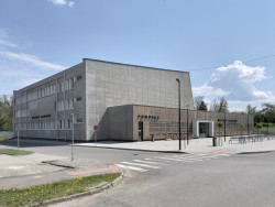 Stavba byla postavena během dlouhých 16 let v rámci tzv. akce Z, proto byla velmi nekvalitní