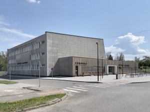 Stavba byla postavena během dlouhých 16 let v rámci tzv. akce Z, proto byla velmi nekvalitní