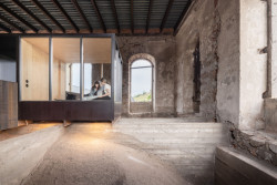 Buňky jsou zde dvě, jedna větší, ta pojme až čtyři osoby, druhá menší pro dva.