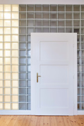 Rekonstrukce bytu v Praze-Nuslích, studio Collarch: Dveře se v bytě nedochovaly, podařilo se ale využít podobné z jiné demolice