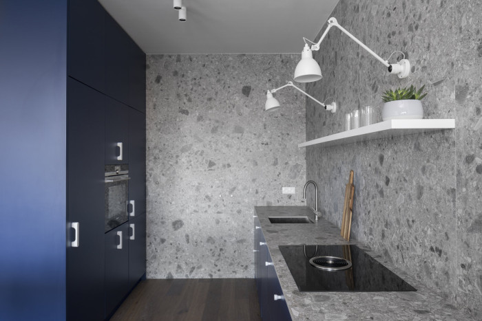 Kuchyně na míru od DEVOTO propojuje precizní řemeslo s čistotou současného designu.