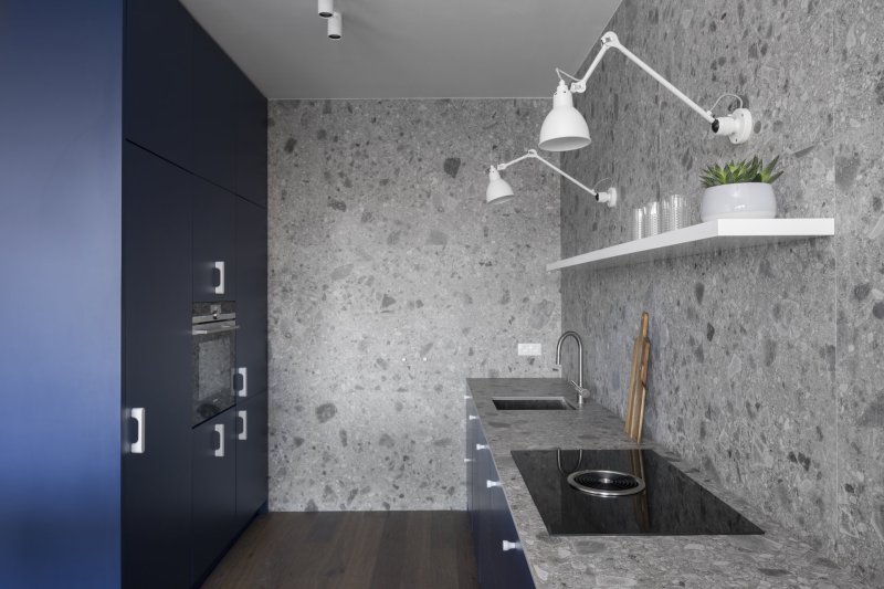 Kuchyně na míru od DEVOTO propojuje precizní řemeslo s čistotou současného designu.