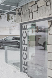 Studio Gebas realizovalo v Peci pod Sněžkou Hotel Zelený potok zahalený do dřeva.