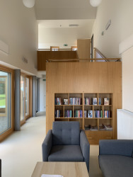 Komunitní dům pro seniory v Holasovicích, City Upgrade: Součástí centra je také několik společně užívaných prostorů, ať je to místnost s knihovnou, dílna nebo velká společenská místnost se sdílenou kuchyní