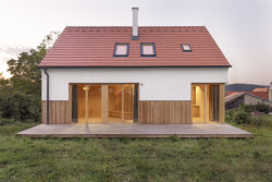S respektem k životnímu prostředí i historii místa se podařilo navrhnout nový domov připravený poskytnout zázemí moderní rodině. (Casa De Mi Luna, Studio Circle Growth)
