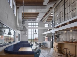 Jakub Cigler Architekti proměnili bývalý areál JZD na zážitkové vinařství s ubytováním