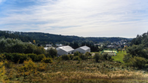 Léčebna pro děti s dýchacími obtížemi se nachází v krajině Moravského krasu. (Dětská léčebna se speleoterapií v Ostrově u Macochy; Adam Rujbr Architects)
