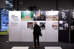 Výstava Project Wall představila výběr čtyřiceti realizací od architektů, interiérových a světelných designérů či krajinářských architektů z celého světa.