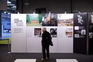 Výstava Project Wall představila výběr čtyřiceti realizací od architektů, interiérových a světelných designérů či krajinářských architektů z celého světa.