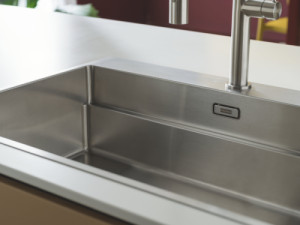 Detail lišty (Nerezový dřez Box Pro od Franke)