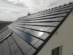 Fotovoltaické moduly Wevolt X-Tile ráz domu nenaruší. Instalují se totiž přímo mezi střešní tašky. 