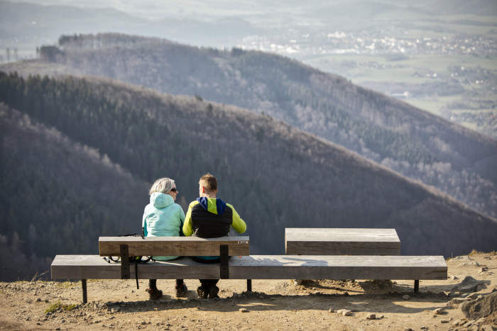 Lavice s opěrkou a stůl na Pustevnách. Oboje z masivního dubového dřeva.