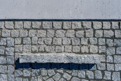 Žulové kostky a litý beton (Příšovická náves, atakarchitekti)