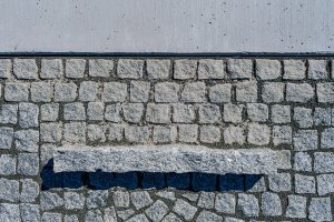 Žulové kostky a litý beton (Příšovická náves, atakarchitekti)