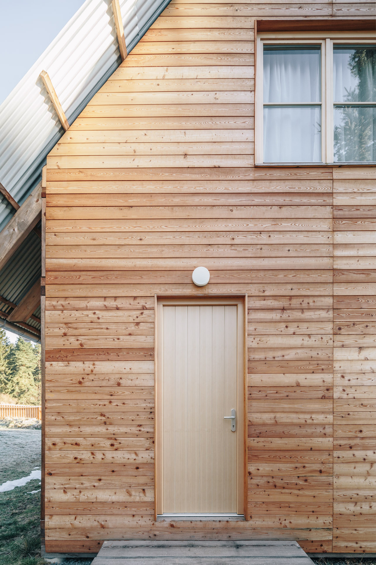 Chata Skelná Huť, re:architekti: Autoři se rozhodli vytvořit jednoduchý, jasně čitelný dům, kterému byla věnována zvýšená péče, co se týče materiálového řešení a řemeslných detailů.