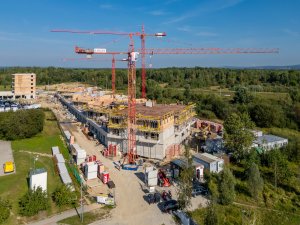 V lukrativní rezidenční oblasti Českých Budějovic roste bytový dům Byty 4 Dvory. (Průběh realizace - září 2024)