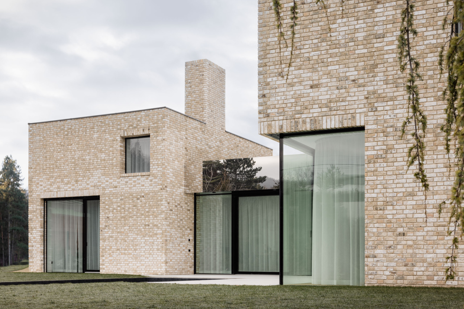 Rodinný dům v Záhorských sadech v Bratislavě, ARCHITEKTI mikulaj & mikulajova: Rodinný dům z cihel a skla stojí v oblasti Záhorské sady