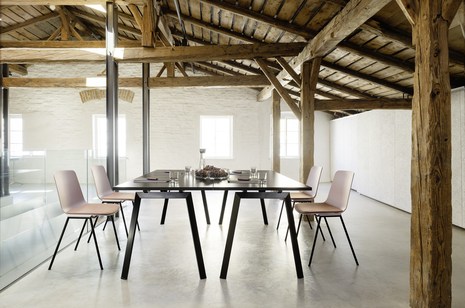 Firma Wiesner-Hager vyvinula flexibilní skládací stůl p.f.s. s ochranou proti poškození.