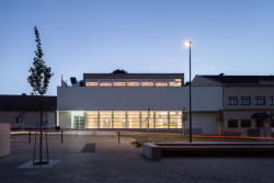 SOKEC v Hrušovanech u Brna, caraa.cz/Atelier KAVA: Za okny je multifunkční sál, kam se chodí za sportem nebo na kulturní akce. Plus prostory na další aktivity, které jsou v obci potřeba