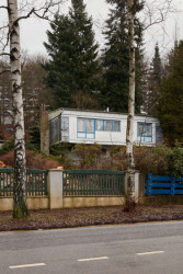 Takto je dům vidět z ulice.