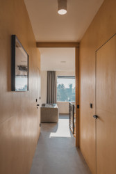 Na spodním podlaží se nachází ještě koupelna a pokoj. (Dům Větrník v Ruprechticích od atakarchitekti)