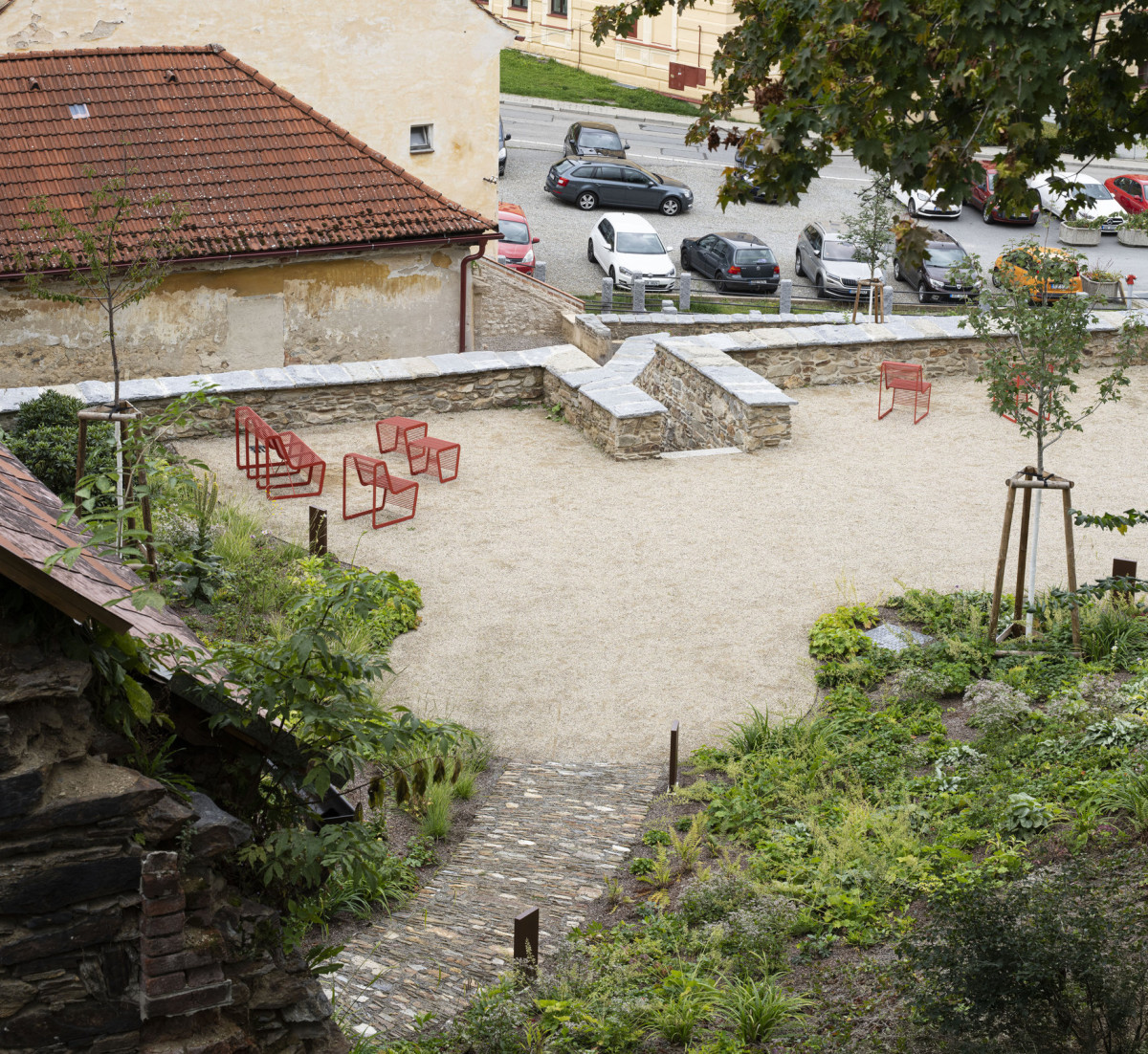 Průhled z vyhlídky na třetí terasu. (Pivovarské terasy; Steiner a Malíková krajinářští architekti, Roman Brychta Architekti)