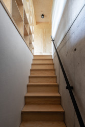 Architekti Martin Maňo a Tomáš Amtmann navrhli na břehu slovenské vodní nádrže Horná Studená Voda dřevěnou chatu