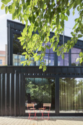 Kavárna Kontejner na Ortenově náměstí od Collarch studia