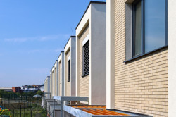 Řadové domy od Podlipný Sladký architekti, použitý materiál: Kontur EG LF 3915 beige engobiert