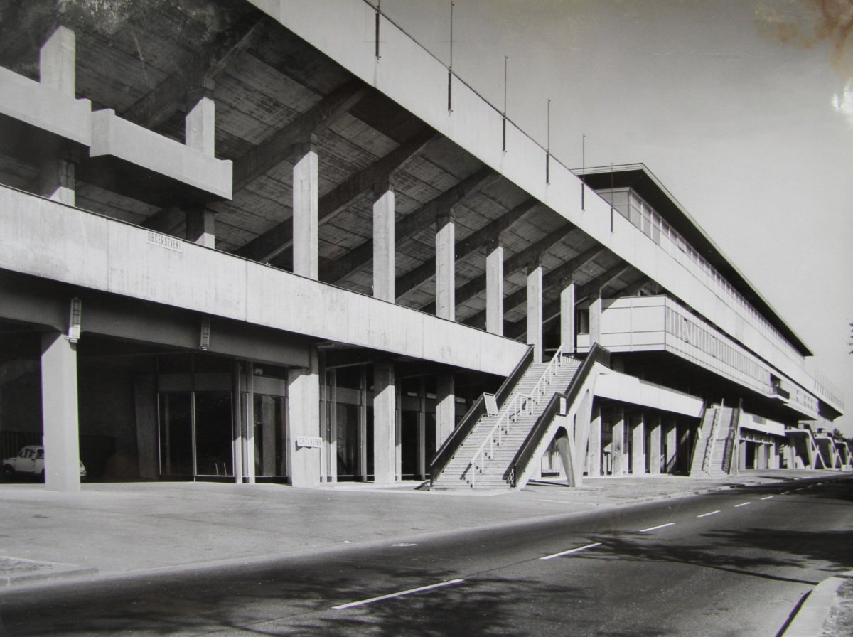 Zdeněk Kuna / Olivier Honke-Houfek: východní tribuna Velkého strahovského stadionu, Praha, 1962-1972, venkovní fasáda se schodišti, dobová fotografie. Zdeněk Kuna: Československý zastupitelský úřad, Milán, 1971 až 1976, dobová fotografie.