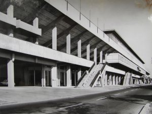 Zdeněk Kuna / Olivier Honke-Houfek: východní tribuna Velkého strahovského stadionu, Praha, 1962-1972, venkovní fasáda se schodišti, dobová fotografie. Zdeněk Kuna: Československý zastupitelský úřad, Milán, 1971 až 1976, dobová fotografie.