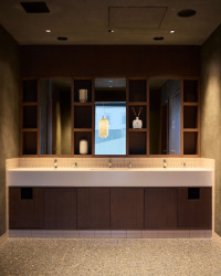 Dalším materiálem je kámen na podlaze. (Restaurace Hansik v Praze; Neuhäusl Hunal)