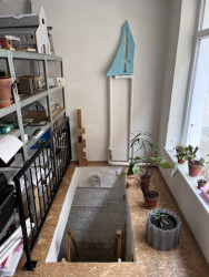 Vstup do spodního patra s modelářskou místností, kuchyní a vstupem na zahrádku