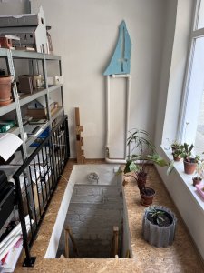 Vstup do spodního patra s modelářskou místností, kuchyní a vstupem na zahrádku