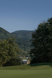 Zázemí údržby golfového rezortu v Ostravici pod Lysou horou od PAPOUSEK & SILHAN ARCHITECTS