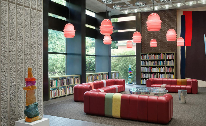 Brutalismus v novém. Bývalá československá ambasáda proměněná na sídlo módní firmy