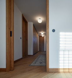 Interiéry vily v Klánovicích, KURZ architects: Pohled do chodby