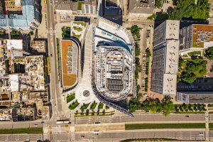 Mrakodrap od Goettsch Partners v centru Varšavy