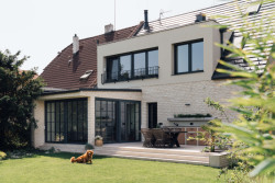 Interiérová designérka Kamila Jarkovská navrhla interiér zrekonstruovaného rodinného domu na pražském Žižkově